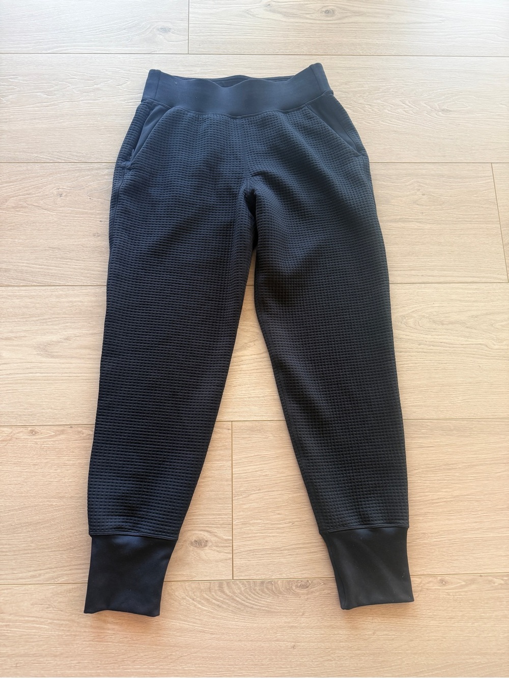 Lululemon Waffle-Knit Mid-Rise Jogger
Black / Black womens size 6